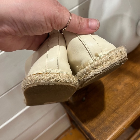 À MTL size 8W they fit more like a nine. Cute but too big for me. - Picture 7 of 7